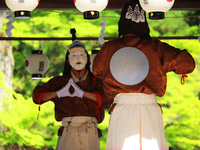 「遠江森町の舞楽」のひとつ十二段舞楽と神子舞を奉納