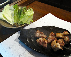 伊豆天城の山あいで育てた力強い風味「天城軍鶏のもも焼き」特製柚子胡椒で召し上がれ　1100円