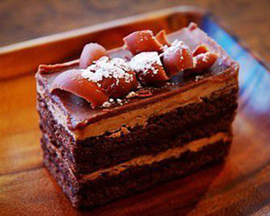 「ショコラファン」店を代表するラム酒のきいた贅沢なチョコレートケーキ。開店以来の人気商品！