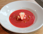 自家製のチーズを浮かべた苺の冷たいスープ（デザート） ※季節限定