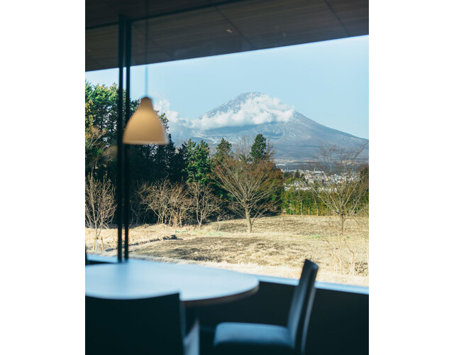 店内は明るく開放的で、天気の良い日は全面ガラス張りの窓から富士山を望める