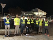 中間地点の袋井駅前で暫し休憩のランナーたち
