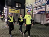 駅南大通りを声掛けパトロール中。