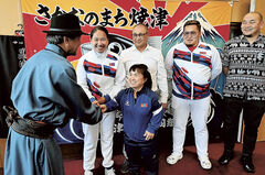 中野市長と握手するサロールトゥグス選手（左から３人目）やミャダグマー選手（同２人目）ら＝焼津市役所