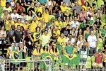 女子バスケットでブラジルチームを応援する観客。サッカー代表のユニホームを着た人も多い＝１３日夜、リオデジャネイロ