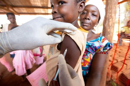 コンゴ（旧ザイール）で、緊急支援のはしかワクチンの接種を受ける子ども＝２０２０年３月（ロイター＝共同）