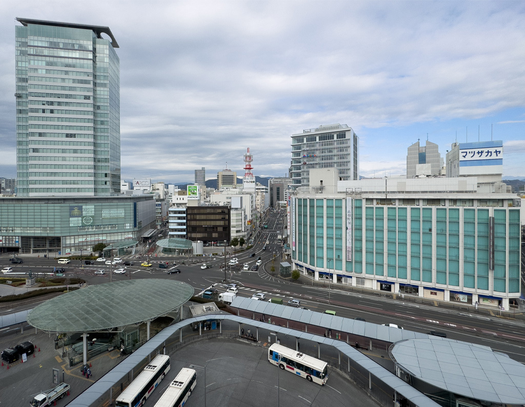 １１０メートルの高層ビルなどが計画されているＪＲ静岡駅北口周辺。左の葵タワーは高さ１２５メートル＝３１日午前、静岡市葵区（写真部・久保田竜平）