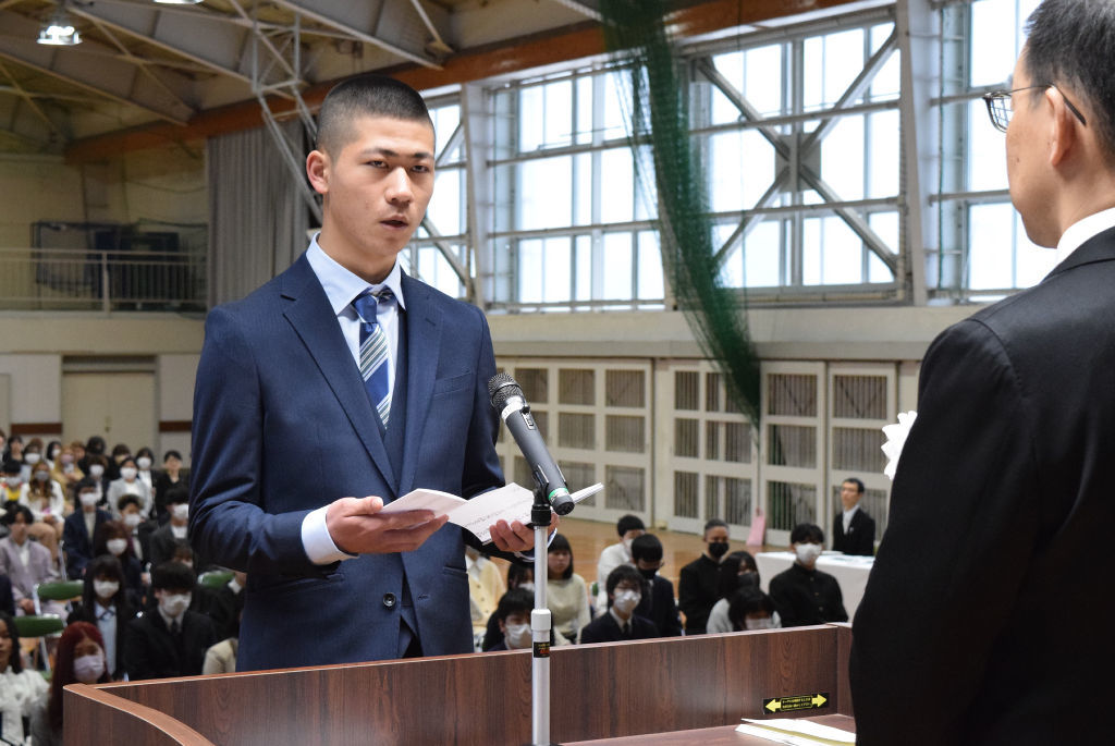 新入生を代表して決意を述べる袴田英昌さん＝５日午後、島田市のふじのくに国際高