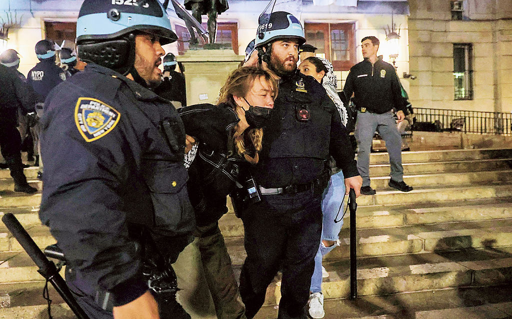 ４月３０日、米ニューヨークのコロンビア大で、デモ参加者を拘束する警察官（ゲッティ＝共同）