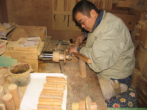 轆轤（ろくろ）で制作する白鳥さん