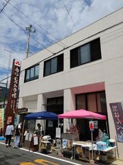 焼きまんじゅうの実演販売、淹れたてコーヒーが並びます