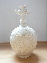 白磁刻花牡丹唐草文鳳首瓶