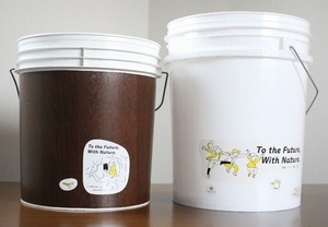 コンポスト容器の色は白または茶のいずれかです（あらかじめ選べません）