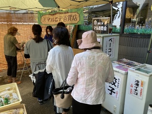 会計は行列になることもありますが、屋外なので換気もよく、安心してご来店ください。