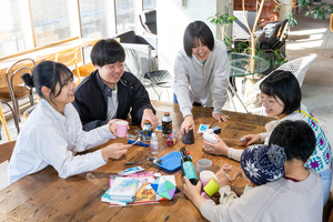 音楽と一緒にいろんな物を鳴らしてみるワークショップ