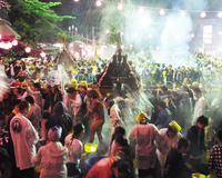 神輿に沿道から湯をかける温泉街の独特の祭り