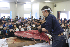 マグロ解体ショー