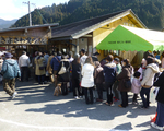よもぎ金つばを求める来場者