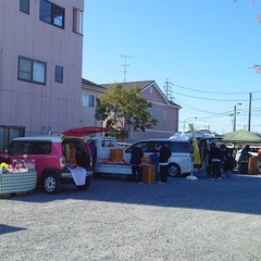 屋外は、軽トラ市みたいに販売しています。