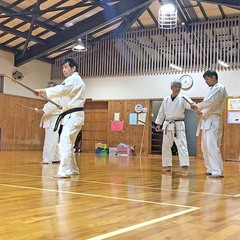 道場では習熟度にあわせてマンツーマンで稽古