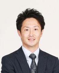 湖西市出身。元大手住宅メーカーの住宅営業店長として活躍、その後ファイナンシャルプランナーとして独立。家族に会った住宅の適正予算のアドバイスや、不動産や保険、相続のご相談など行っている。自身の経験も踏まえたマネープランニング、アドバイスは子育てや家事で忙しい方に好評。現在では年間約200家族以上の資産相談や、家族ごとにぴったりなプランニングを提案。また個別相談以外ではセミナー講師としても活躍。静岡県内大手企業や、金融機関で開催される資産形成セミナーに講師として登壇。その数は年間約20本にも及ぶ。