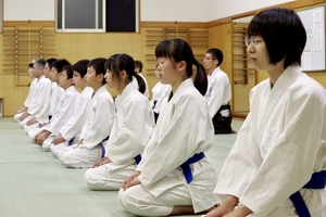呼吸法で心を静める稽古も