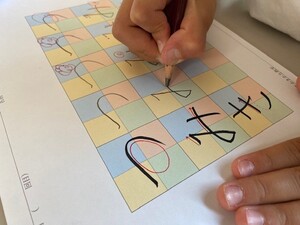 日本習字　小学生毛筆練習の様子