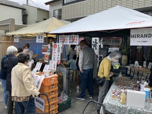 雨天でも店内とテントで開催します。お気軽にお立ち寄りください。