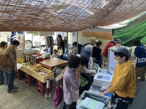 会計は行列になることもありますが、屋外なので換気もよく、安心してご来店ください。