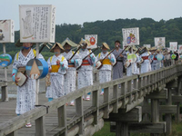 大井川に架かる世界一長い木橋・蓬萊橋のお祭り