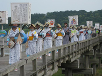 大井川に架かる世界一の木橋・蓬萊橋の祭り