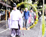 6月30日14:00からの大祓式後、宮司を先頭に参拝者全員で「茅の輪くぐり」を行います