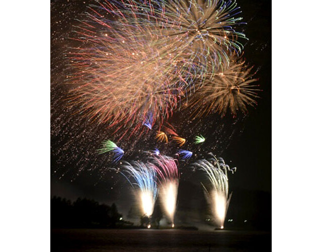 2014年8月10日付静岡新聞掲載_夜空と湖を染めた打ち上げ花火＝浜松市の佐鳴湖畔