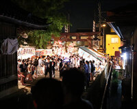 約50店の夜店が並ぶ。屋台引き回しも