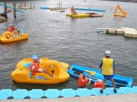 波静かな妻良港に11種類の海上アスレチックが登場