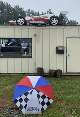 屋根の上のフォーミュラカーが目印です。