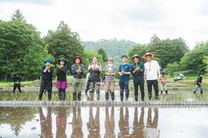 5月田植えワークショップの様子。ふじのくに美しく品格のある邑「いずのやね茅野」