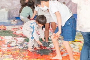 赤ちゃんから小学生のお子様にも体験してほしい彩り豊かな世界です
