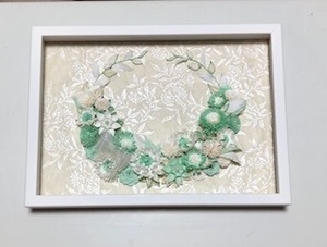 ペーパークイリング  紙で出来ています。 草花で首飾りや王冠を作ったイメージです