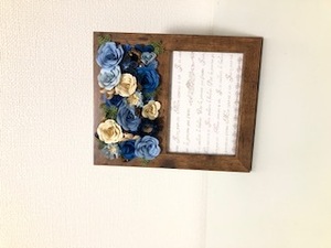 ペーパークイリング  紙で出来ています。 ブラウンのフォトフレームに花をアレンジ