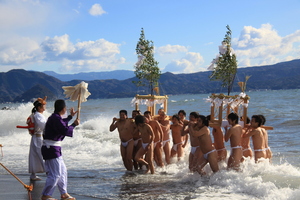 勇壮な海中みそぎ