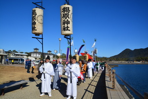 牛臥海岸沿いの神輿渡御
