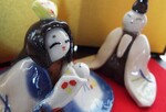 赤ちゃんを抱えた妻殿を優しく見つめる雄雛