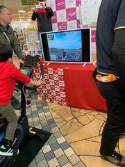 モニターに映る自分のアバターがキミだ！ゴールまでかけぬけろ！