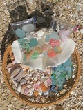 展示されているシードールとビーチコーミングで集まったシーグラス＆貝殻などをクリアケースに詰めて、キーホルダーを作ろう！