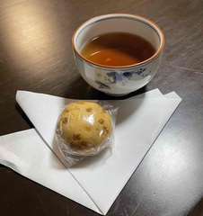 朗読会ではお茶とお菓子もご用意しています