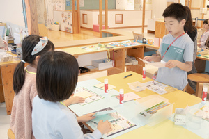 お店ではこども店長がおしごとを教えてくれます