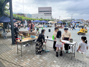 本部ではお菓子などの景品がもらえるイベントを受付中！