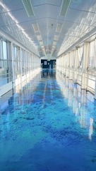 水族館の中にいるような、深海スカイエリアでのヨガ体験です。