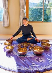 ヨガの後半は、シンギングボウルヒーリング瞑想を行います。